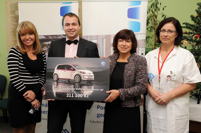 FN Motol převzala výtěžek z aukce vozu mama up!